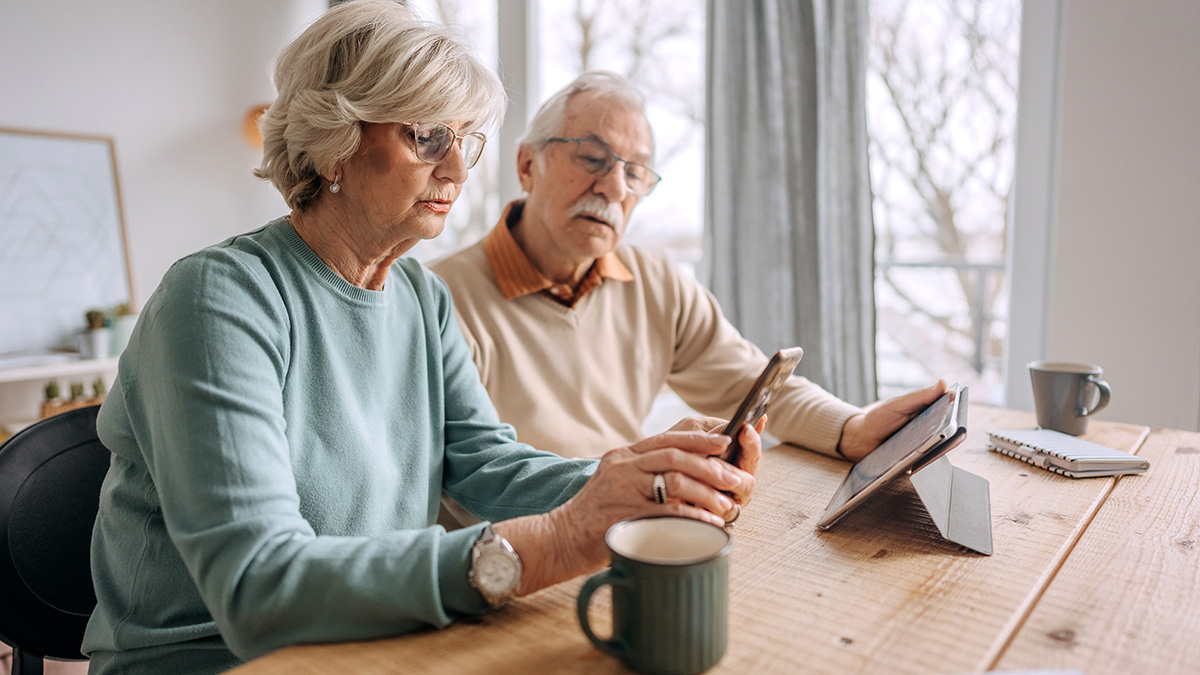 Divisia Treuhand 1200x675 Couple Tablet Silver Ager